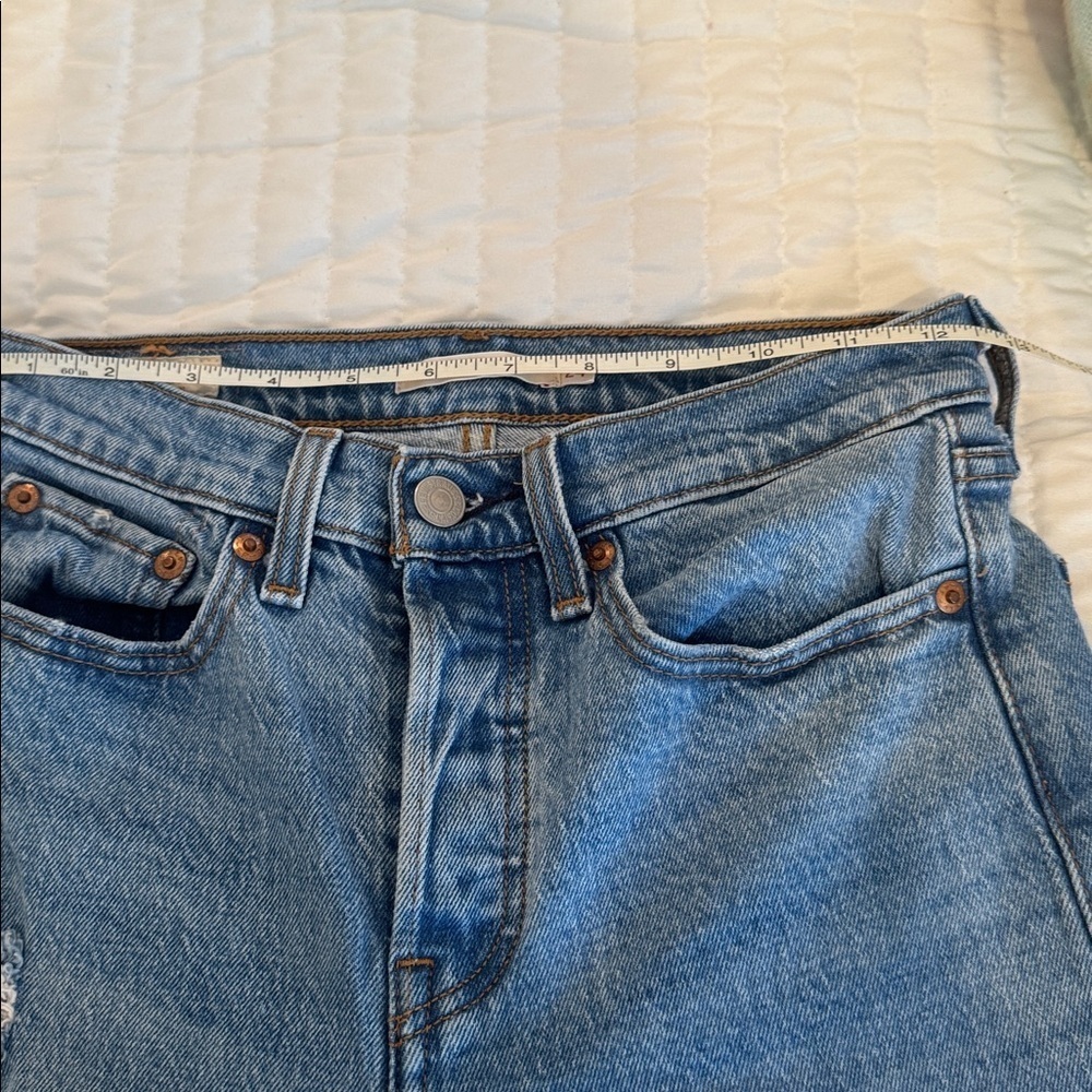 Levi's Classic Blue Jeans with Leather Patch - Picture 7 of 9